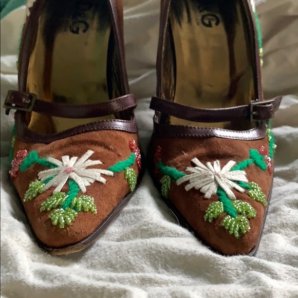 Dolce & Gabbana Floral Embroidered Pumps - Picture 4 of 8